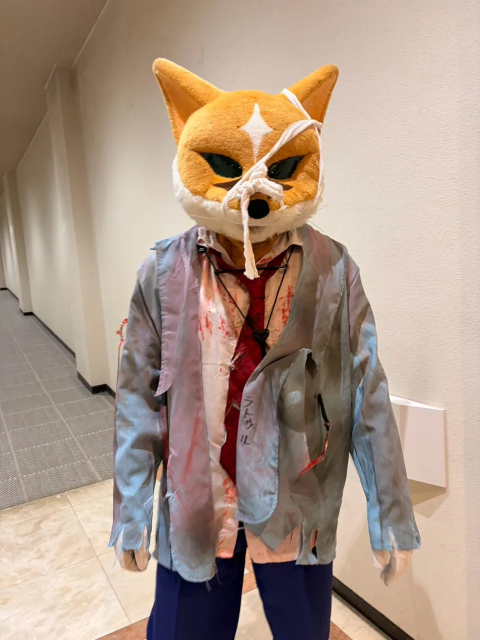 ハロウィン衣装のラトゥールくん。まずはカメラに向かって一枚!