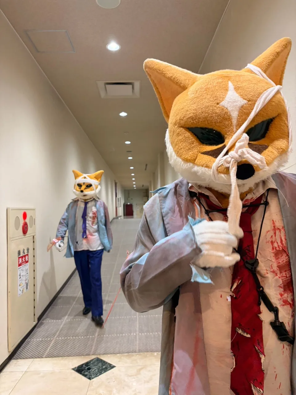 廊下の奥から、仲間が近づいてきました。
