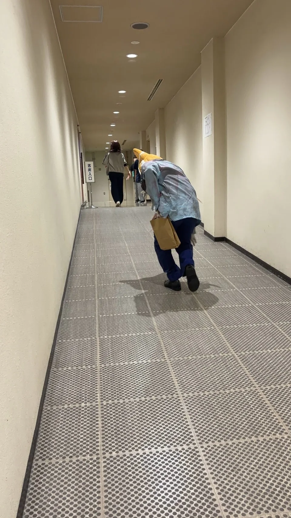 最後は、廊下を進む後ろ姿を。