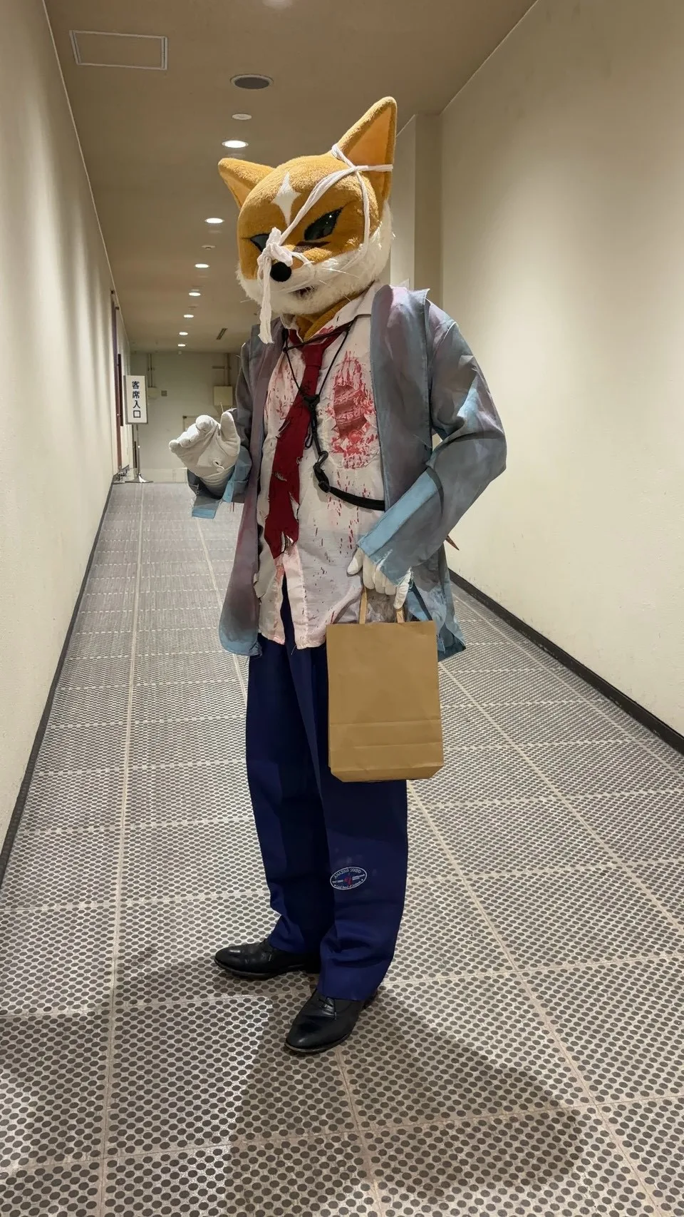 紙袋を手に、全身の衣装もお披露目。