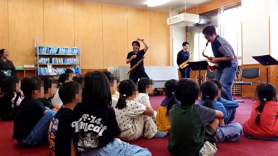 A little conversation between pieces. This closeness to the children is part of what makes outreach special.