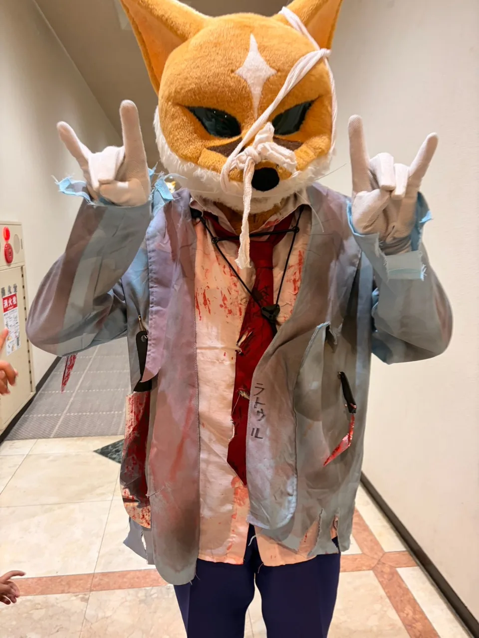 もう少し近くで、キツネのポーズをもう一度。